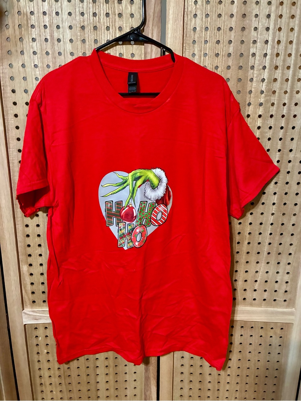 Gildan Red Short-Sleeve Tee with Grinch Heart Graphic Size L